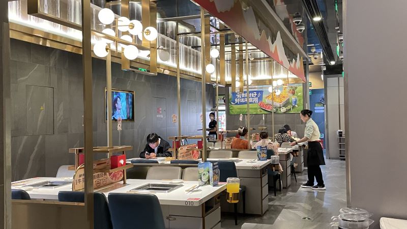 4月14日下午两点，顾客在海底捞门店用餐。 摄影/冯小芯